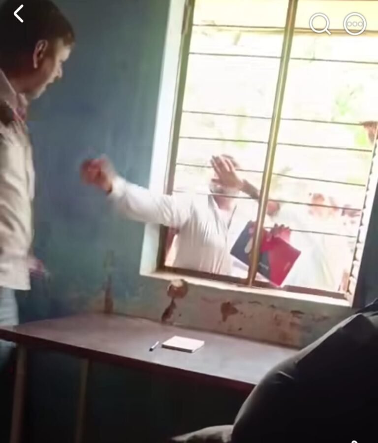 बी. पैक्स रसूलपुर में खाद वितरण को लेकर हंगामा, किसान व सचिव ने एक-दूसरे पर लगाए आरोप