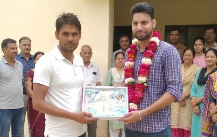 फतेहपुर सीकरी पूर्व सभासद तथा समाजसेवी का पुत्र सब इंस्पेक्टर की परीक्षा में उत्तीर्ण, लोगों ने किया जोरदार स्वागत