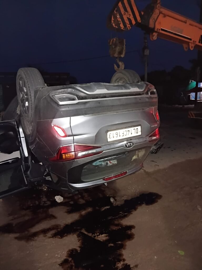 शादी में शामिल होने जा रहे तीन दोस्त हादसे का शिकार, डिवाइडर से टकराई कार