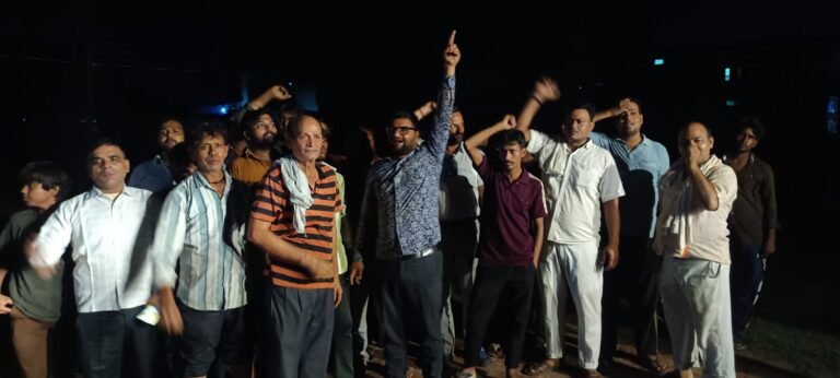 भामाशाह चौक पर करंट से गोवंश की मौत, व्यापारियों का फूटा गुस्सा, विद्युत विभाग का घेराव