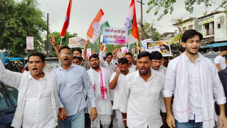 महंगाई,भ्रष्टाचार और छात्र उत्पीड़न के विरोध में कांग्रेस का मांट तहसील घेराव