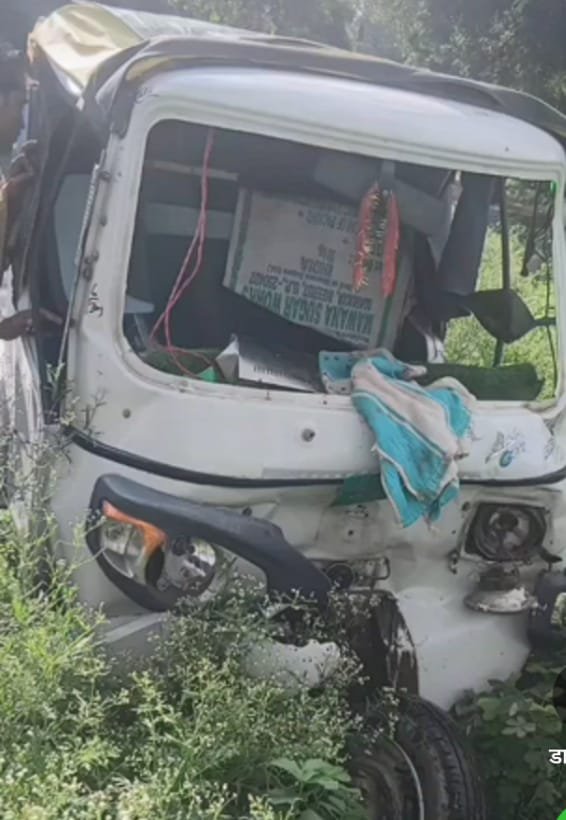 बस-ऑटो की भिड़ंत, चालक घायल आगरा-फतेहाबाद मार्ग हुआ हादसा, बस के अचानक ब्रेक लगाने से हुई टक्कर