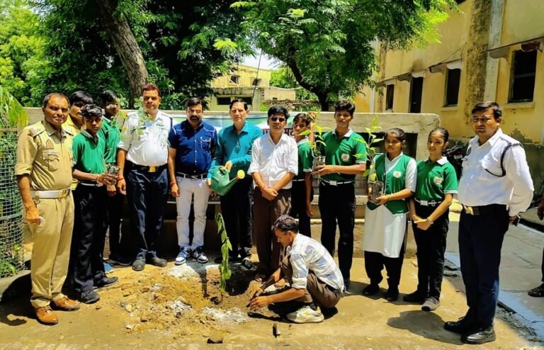 जैन चौरासी इंटर कॉलेज में महा वृक्षारोपण, विद्यार्थियों को यातायात सुरक्षा का दिया संदेश