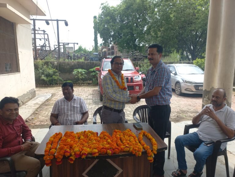 इगलास विद्युत विभाग में एसडीओ सुरेंद्र कुमार को भावभीनी विदाई, नए एसडीओ ने संभाला कार्यभार