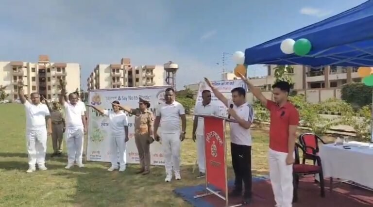 कासगंज पुलिस लाइन में चला ‘वृक्षारोपण एवं प्लास्टिक मुक्त’ अभियान, पुलिसकर्मियों ने ली शपथ