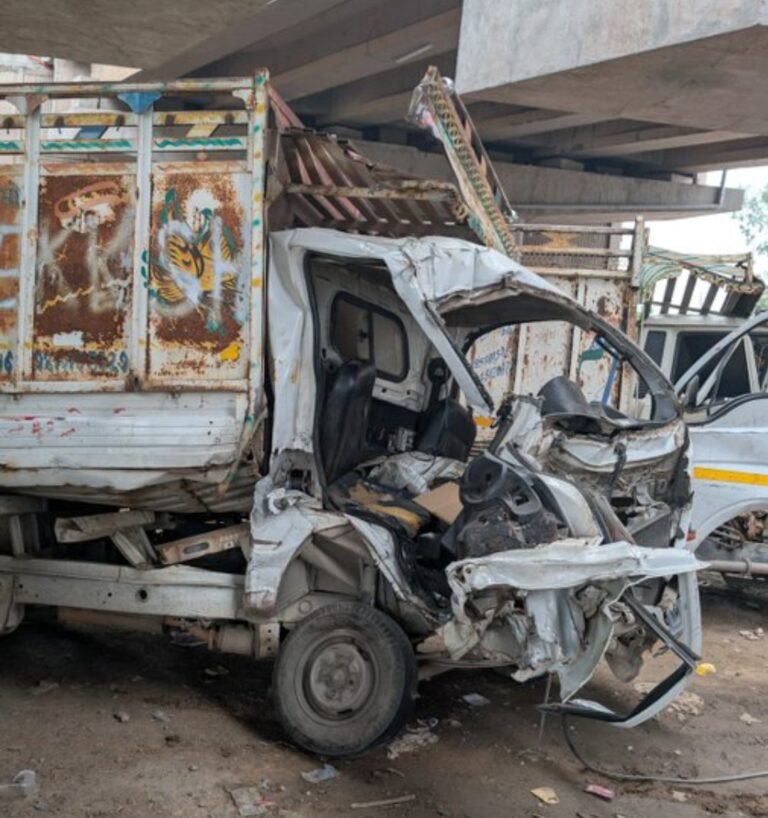 हाथरस: नेशनल हाईवे पर भीषण सड़क हादसा, ट्रक की टक्कर से मैक्स चालक की मौत