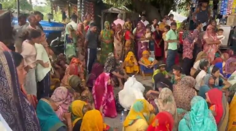 किसान की मौत के बाद फूटा ग्रामीणों का गुस्सा, सड़क जाम कर किया प्रदर्शन