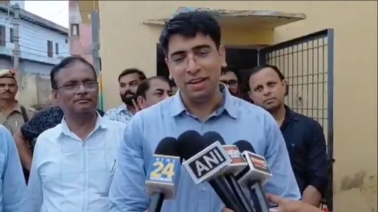 कस्तूरबा गांधी बालिका विद्यालय पहुंचे डीएम अतुल वत्स, व्यवस्थाओं का लिया जायजा, छात्राओं को दिए सुरक्षा के गुर
