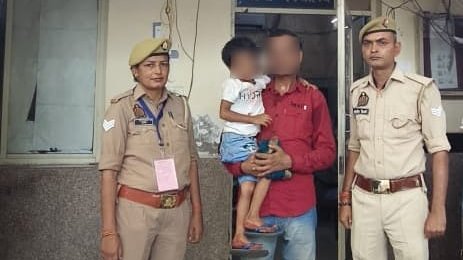 मथुरा जंक्शन पर बिछड़ी 4 वर्षीय बच्ची को जीआरपी ने सकुशल परिजनों से मिलाया