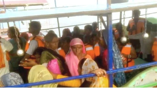 मथुरा में यमुना की मोटरबोटों पर फिर दिखी ओवरलोडिंग