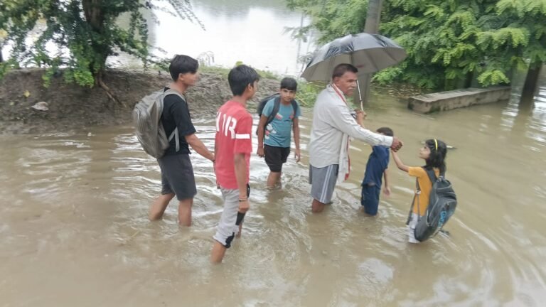 तालाब ओवरफ्लो होने से सलेमपुर मुड़िया गांव में जलभराव, हर साल परेशानी झेल रहे ग्रामीण