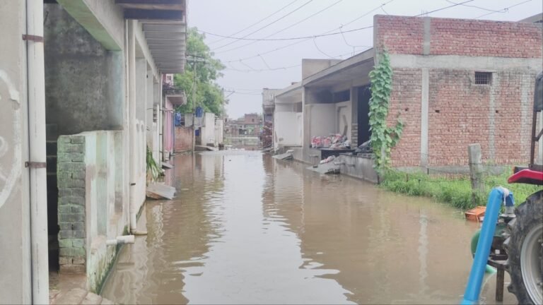 सीडीओ के दौरे के अगले दिन भी डूबा बांसबले, तीन तालाब उफनाए; तीन फीट पानी में समाया मुख्य रास्ता