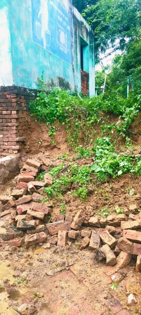 बारिश से पक्के मकान की दीवार गिरी, बड़ा हादसा टला