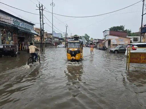 मथुरा में झमाझम बारिश से मौसम हुआ सुहाना, कई इलाकों में जलभराव से बढ़ी परेशानी