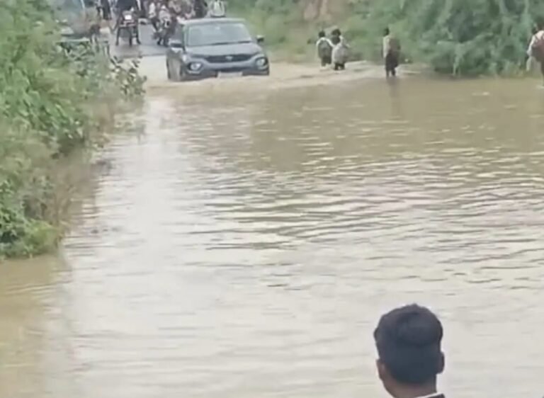 फिरोजाबाद सीमा से सटे फतेहाबाद-ईंधौन मार्ग पर जलभराव, थमे वाहनों के पहिए
