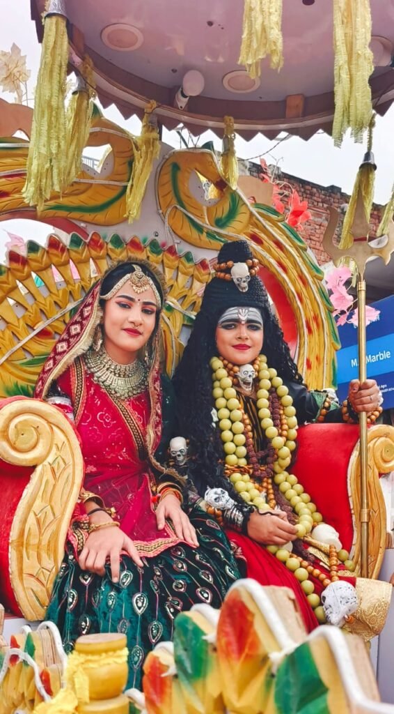 शिव महापुराण कथा प्रारंभ से पूर्व निकली भव्य कलश आमंत्रण यात्रा, कस्बा के बाजार में पुष्प वर्षा कर किया स्वागत