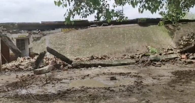 जर्जर जूनियर हाईस्कूल भवन भरभराकर गिरा, बच्चे सुरक्षित