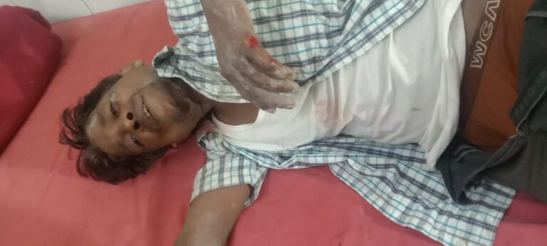 पलस्तर करते समय तीसरी मंजिल से गिरा मजदूर गंभीर रूप से हुआ घायल, सीएचसी मे कराया भर्ती