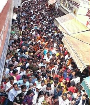 कामिका एकादशी पर बांकेबिहारी मंदिर में उमड़ी भीड़, गर्मी और दबाव से श्रद्धालु बेहाल