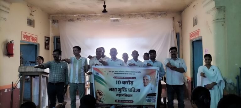 नशा मुक्त भारत की ओर बढ़ा एक और कदम, विद्यार्थियों ने ली नशा मुक्ति की शपथ, aजनता इंटर कॉलेज फतेहाबाद में नशा मुक्ति प्रतिज्ञा महाअभियान के तहत जागरूकता कार्यक्रम आयोजित