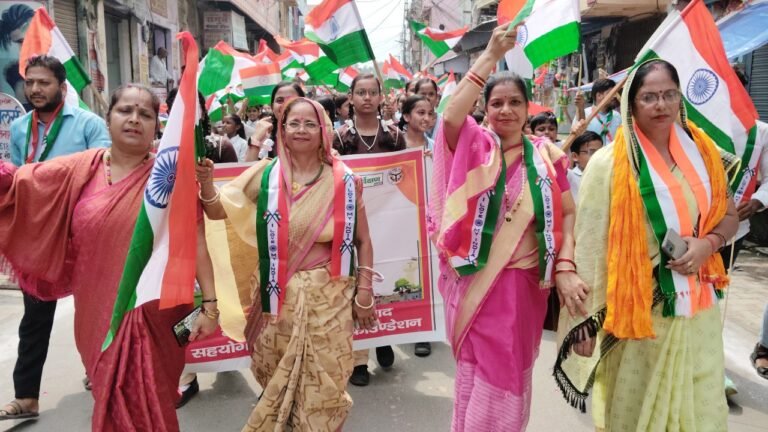 तिरंगा के रंग में रंगा संपूर्ण कस्बा फतेहाबाद गुंजे देश भक्ति के नारे, 2 किलोमीटर लंबी तिरंगा यात्रा में बड़ी संख्या में लोगों ने लिया भाग