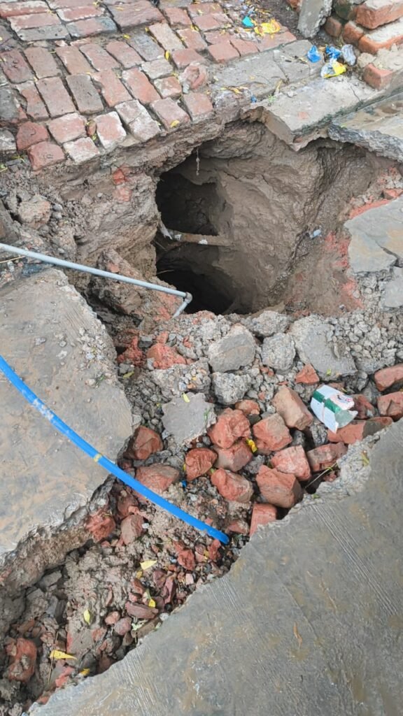 फतेहाबाद में गंगाजल योजना बनी मुसीबत, चमरौली में सड़क धंसी, मकान गिरने के कगार पर