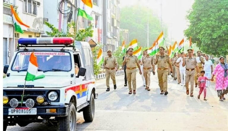 पुलिस ने निकाली तिरंगा रैली