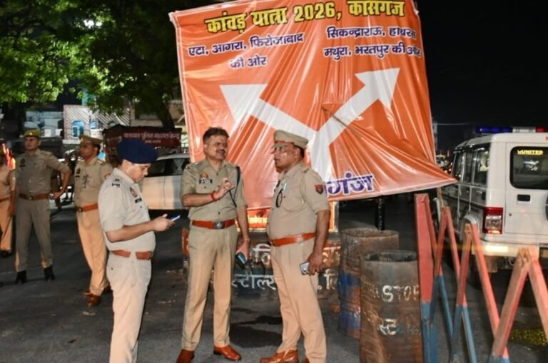 कांवड़ यात्रा को लेकर कासगंज पुलिस अलर्ट, एसपी ने कांवड़ रूट का किया भ्रमण सुरक्षा एवं यातायात व्यवस्था का लिया जायजा, पुलिसकर्मियों को दिए सतर्कता के निर्देश