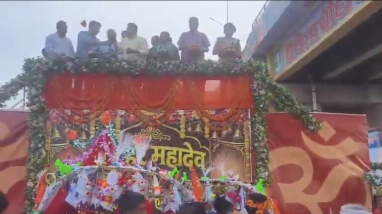 हाथरस में कांवड़ियों पर हुई पुष्पवर्षा, जनप्रतिनिधियों व अधिकारियों ने किया भव्य स्वागत